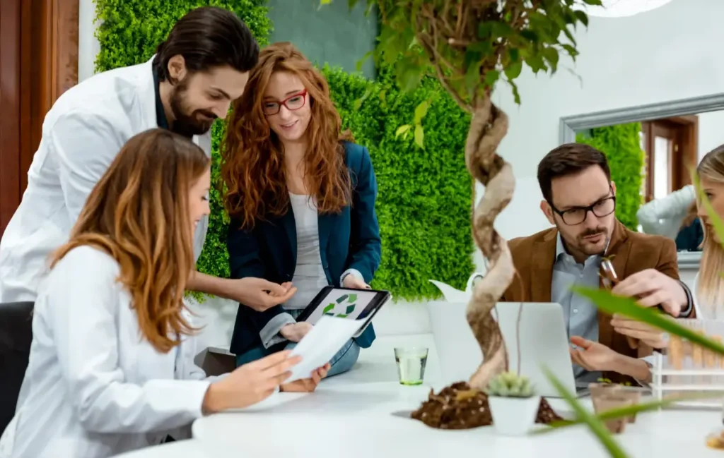 Equipo trabajando en estrategia de servicios